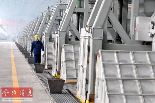 资料图片：工作人员在林丰铝电公司厂房内检查铝电解槽的运作情况。新华社记者 李博 摄  